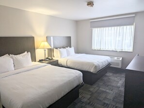 Nệm có lớp đệm bông, bàn, màn/rèm cản sáng, bàn ủi/dụng cụ ủi quần áo 