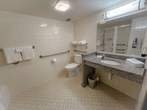 Ensemble douche/baignoire, articles de toilette gratuits, sèche-cheveux