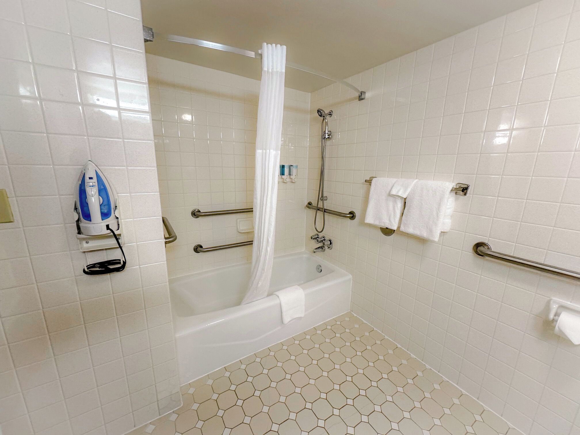 room, 1 single bed, accessible, non smoking (mobility/hearing, tub w/ grab bars) | bathroom | combined shower/bathtub, free toiletries, hair dryer, towels