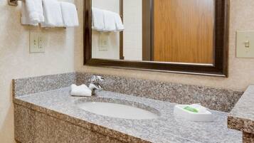 Ensemble baignoire-douche, articles de toilette (gratuits)