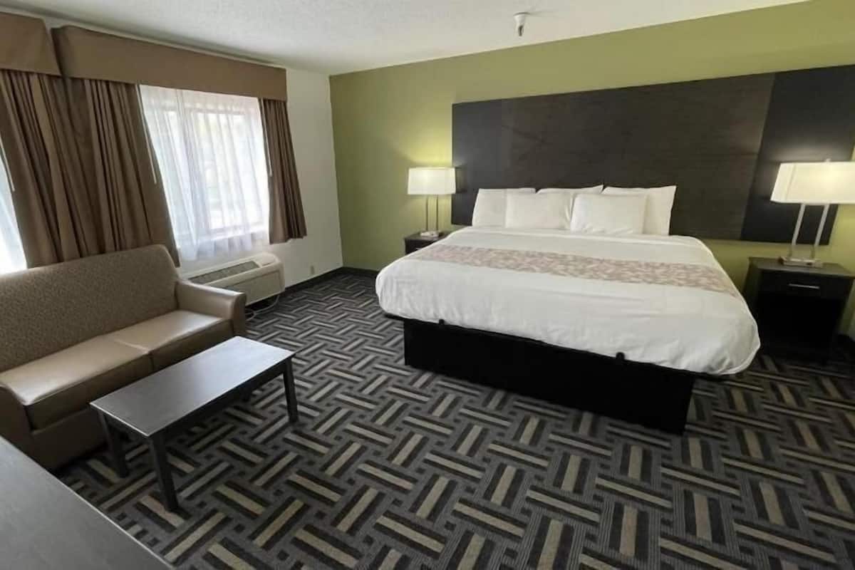 고급 침구, 책상, 노트북 작업 공간, 암막 커튼