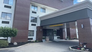 A hotel entrance with a sign reading "LAQUINTA". - La Quinta Inn and Suites by Wyndham Cincinnati North (Cincinnati)