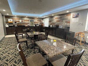 Free daily full breakfast - La Quinta Inn and Suites by Wyndham Cincinnati North (Cincinnati)