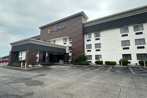 La Quinta hotel features a modern exterior with a prominent entrance and designated parking spaces.