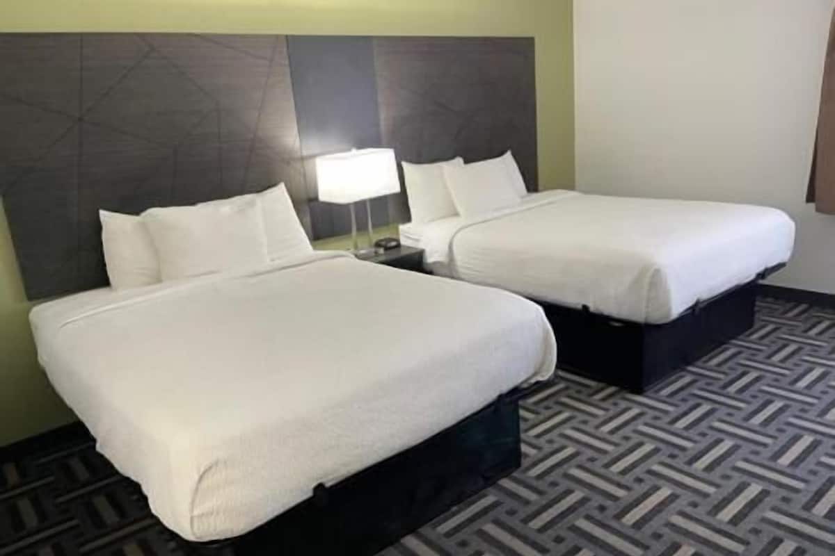 고급 침구, 책상, 노트북 작업 공간, 암막 커튼