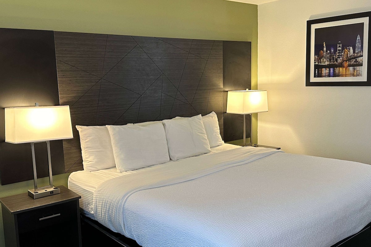 Zimmer, 1 King-Bett, barrierearm, Nichtraucher (Walk-in Shower) | Hochwertige Bettwaren, Schreibtisch, laptopgeeigneter Arbeitsplatz