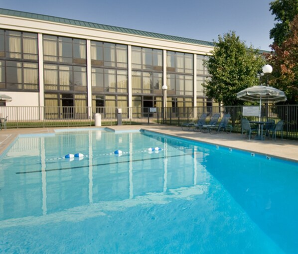 Una piscina al aire libre de temporada