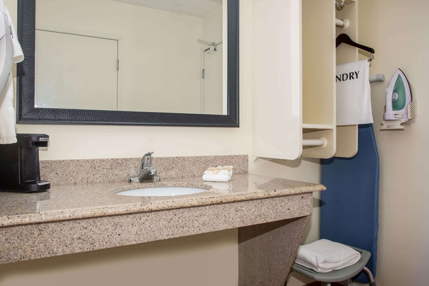 Bathroom | Combined shower/tub, free toiletries, hair dryer, towels