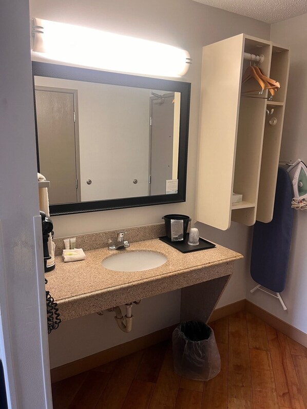 Room, 1 King Bed, Bathtub Grab Bars, Non Smoking (Mobility) | Bathroom | Combined shower/tub, free toiletries, hair dryer, towels
