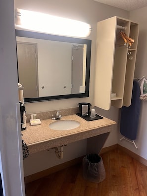 Room, 1 King Bed, Bathtub Grab Bars, Non Smoking (Mobility) | Bathroom | Combined shower/tub, free toiletries, hair dryer, towels