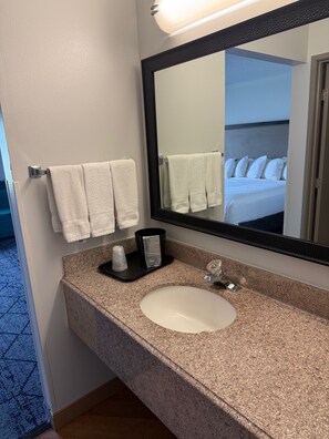 Deluxe Room, 1 King Bed, Non Smoking | Bathroom | Combined shower/tub, free toiletries, hair dryer, towels
