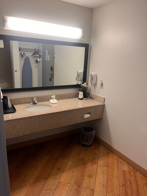 Combined shower/tub, free toiletries, hair dryer, towels