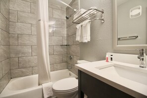 Combined shower/bathtub, hair dryer, towels