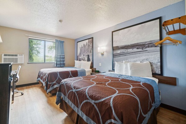 Habitación, 2 camas Queen size, para no fumadores (Third Floor) | Ropa de cama de alta calidad y escritorio