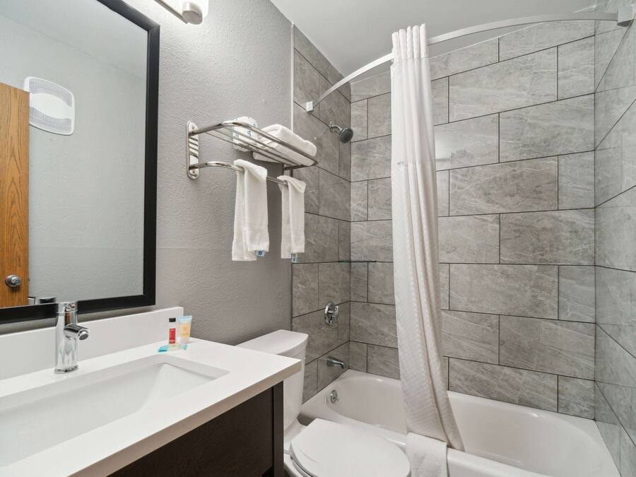Ensemble douche/baignoire, sèche-cheveux, serviettes fournies
