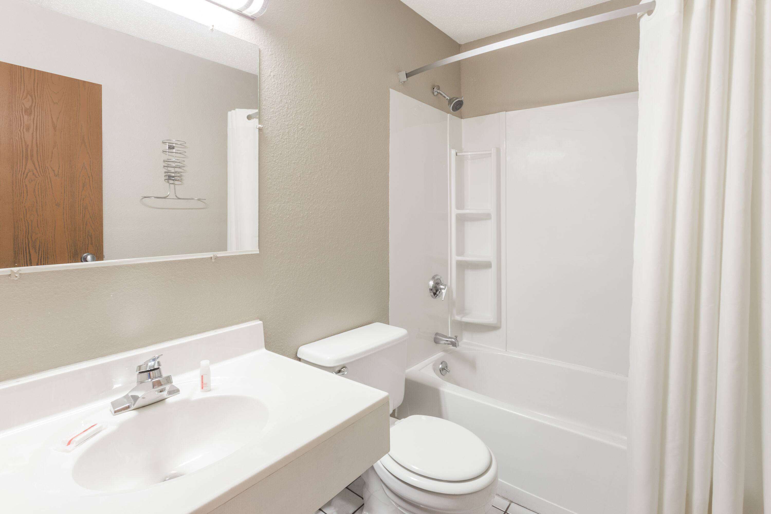Een badkamer met een wastafel, toilet en douche.