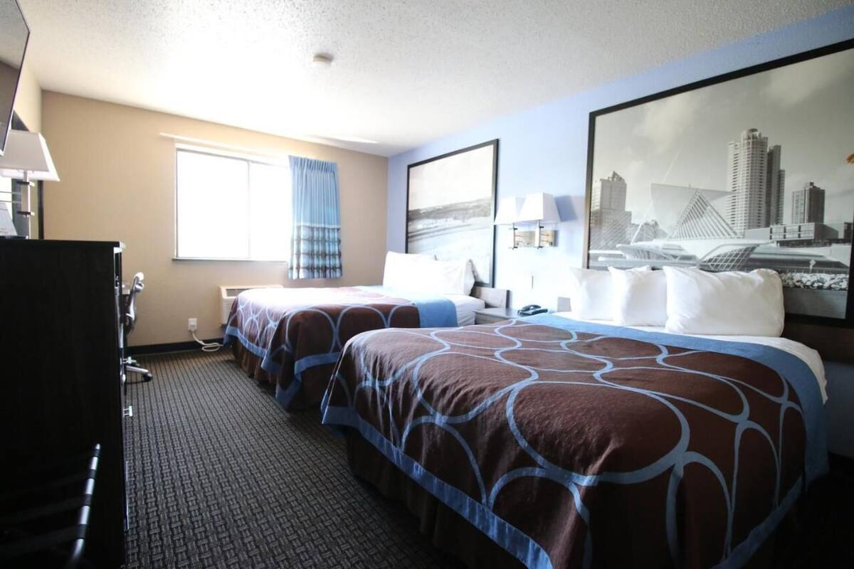 Premium bedding, desk, iron/ironing board (on request)