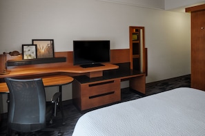 Premium bedding, pillow-top beds, in-room safe, desk - Fairfield Inn & Suites by Marriott Columbus Airport (Columbus)