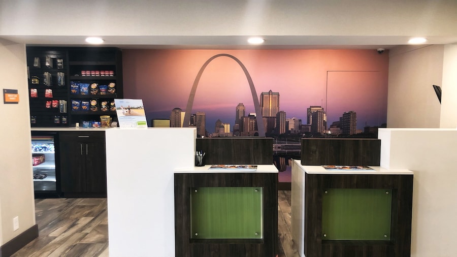 La Quinta Inn & Suites by Wyndham St. Louis Hazelwood/ North