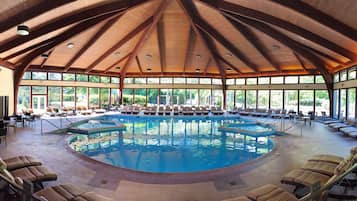 Salas de tratamiento para parejas, un sauna, una bañera de hidromasaje