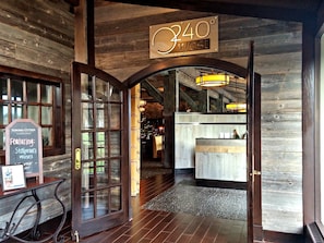 2 restaurants, breakfast, lunch, dinner served; American cuisine