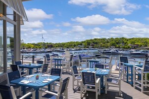 2 restaurants, breakfast, lunch, dinner served; American cuisine