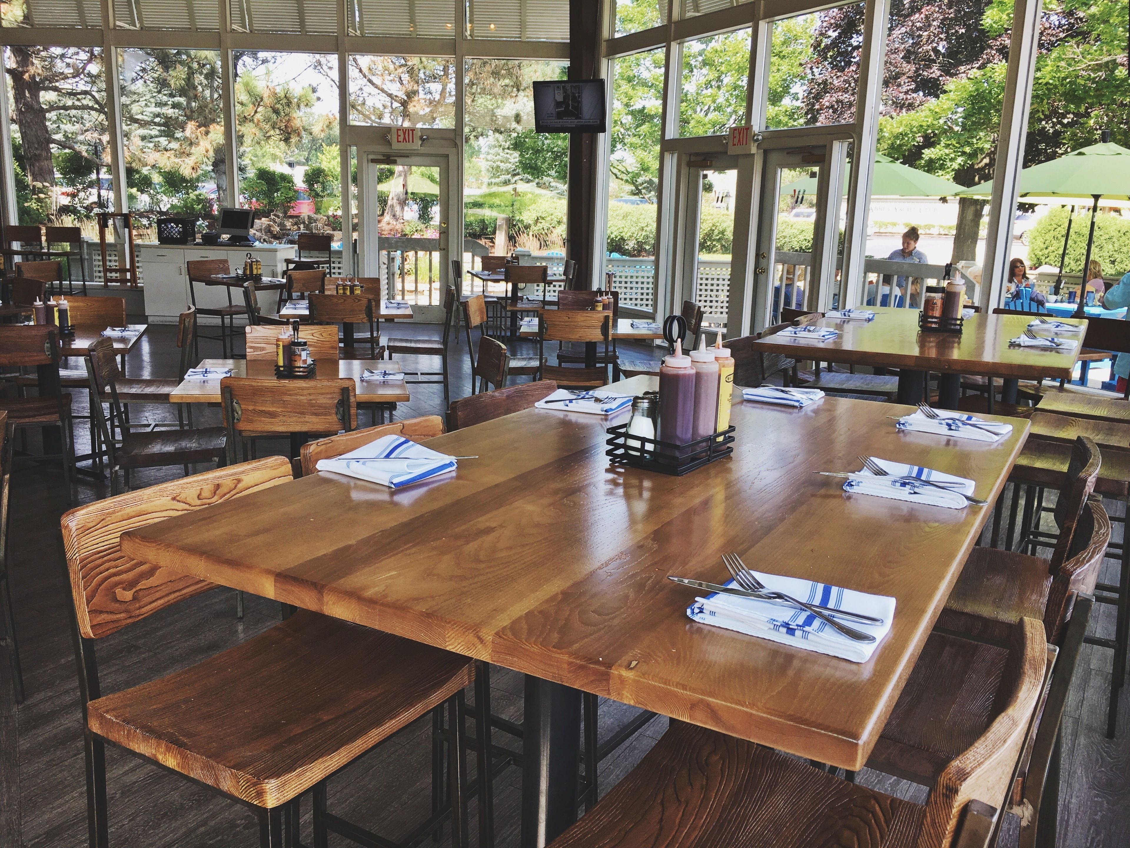 2 restaurants, breakfast, lunch, dinner served; american cuisine