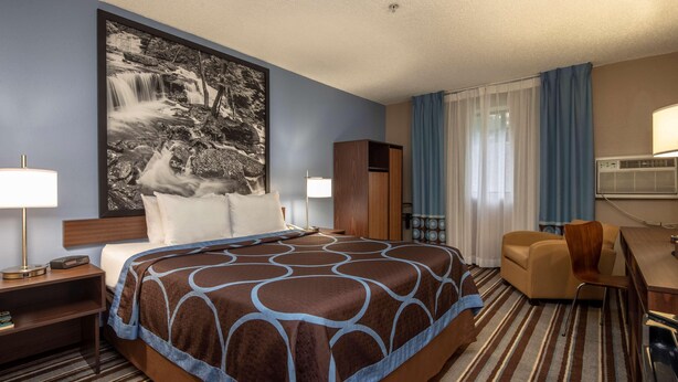 Room - Super 8 by Wyndham Steubenville (Steubenville)