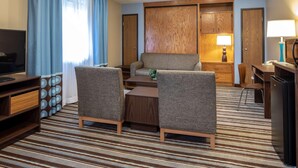 Living area - Super 8 by Wyndham Steubenville (Steubenville)