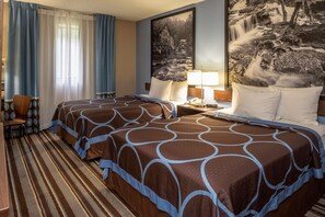 Työpöytä, pimennysverhot, silitysrauta/-lauta, ilmaiset vauvansängyt