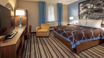 Meja kerja, tirai kedap cahaya, dan setrika/meja setrika