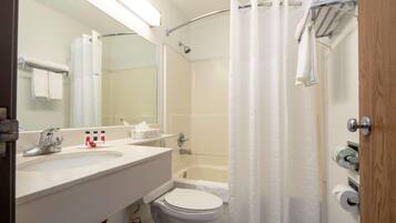 Kombinasi shower/bathtub, pengering rambut, dan handuk