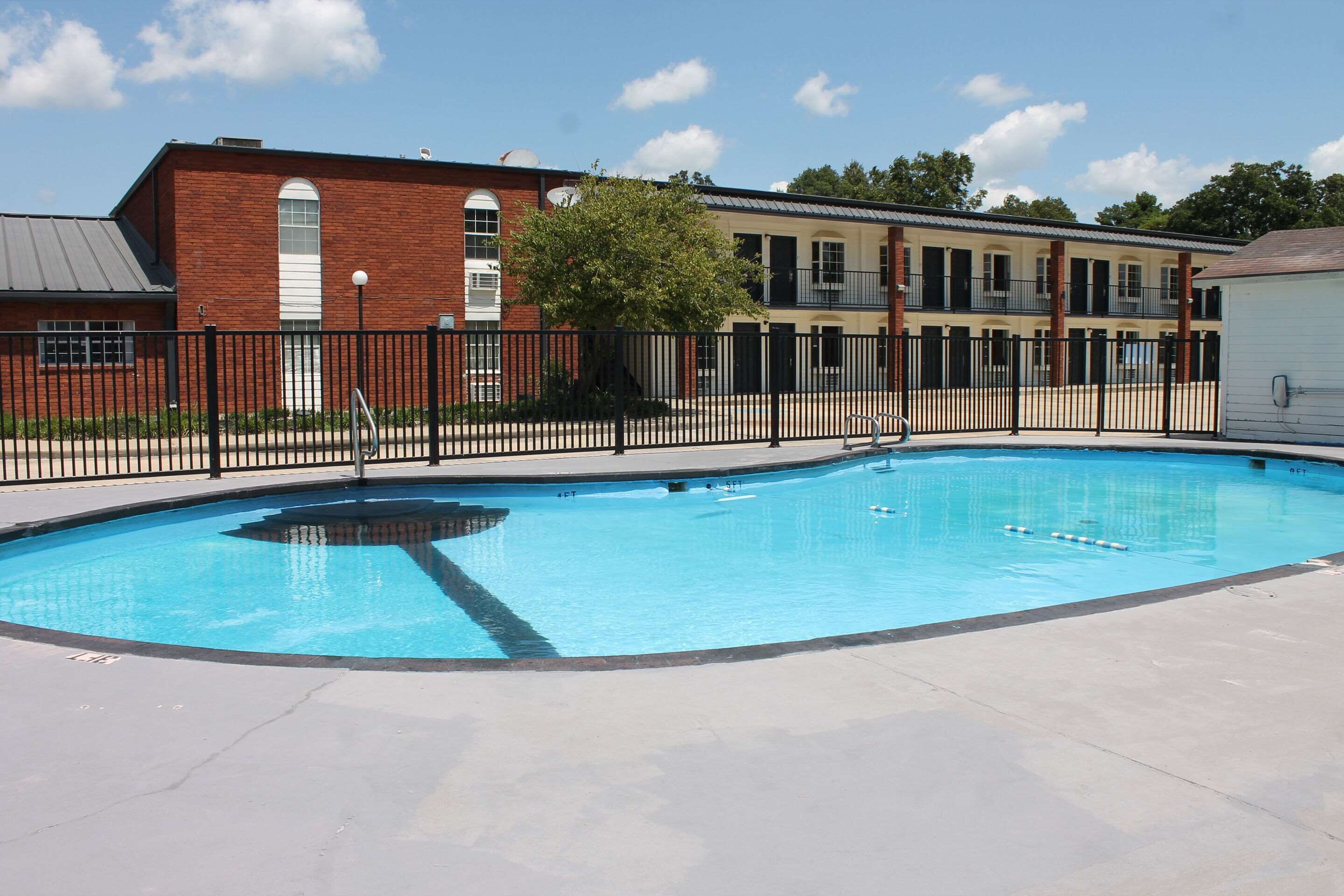 Een seizoensgebonden buitenzwembad