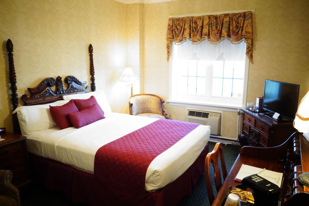Standard Room, 1 Queen Bed | In-room safe, individually decorated, individually furnished, desk