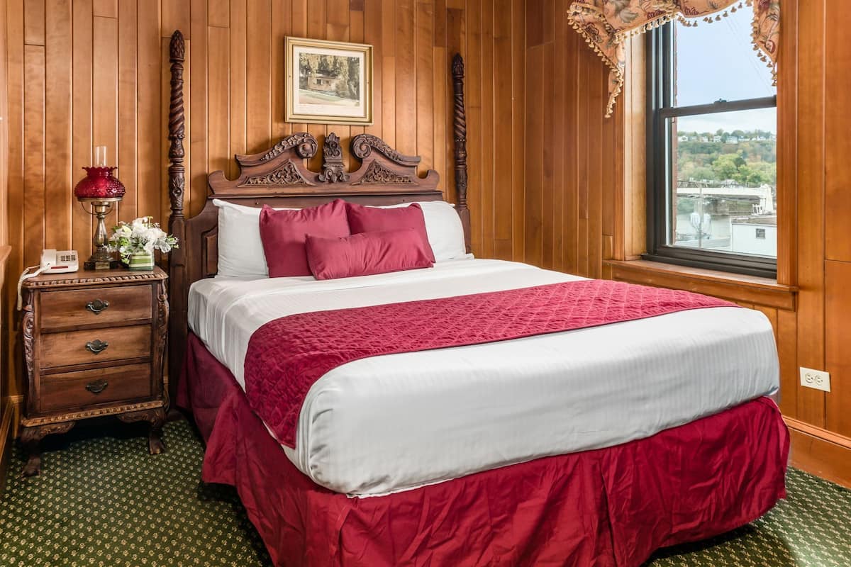 Queen Junior Suite | In-room safe, individually decorated, individually furnished, desk