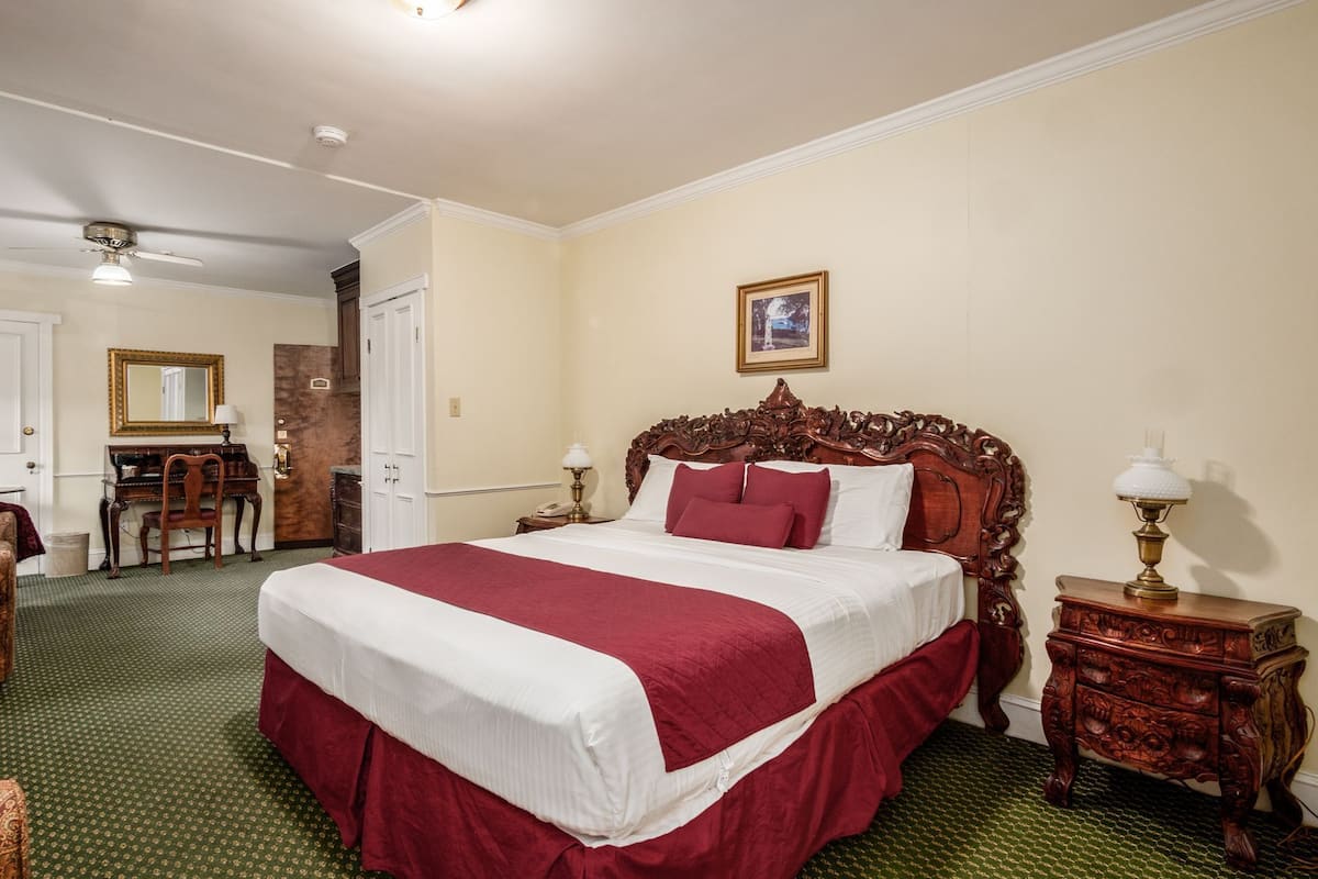 King Junior Suite | In-room safe, individually decorated, individually furnished, desk