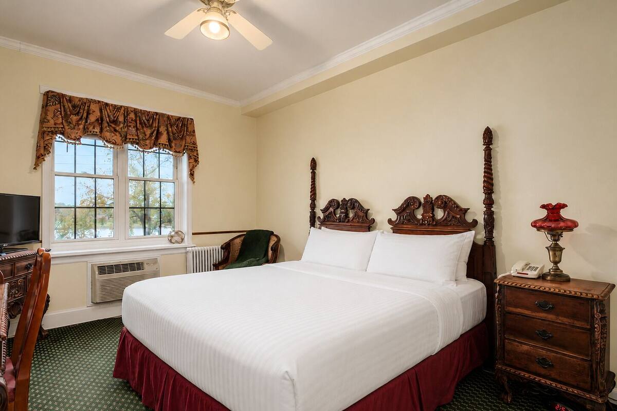 River view King | In-room safe, desk, laptop workspace, iron/ironing board