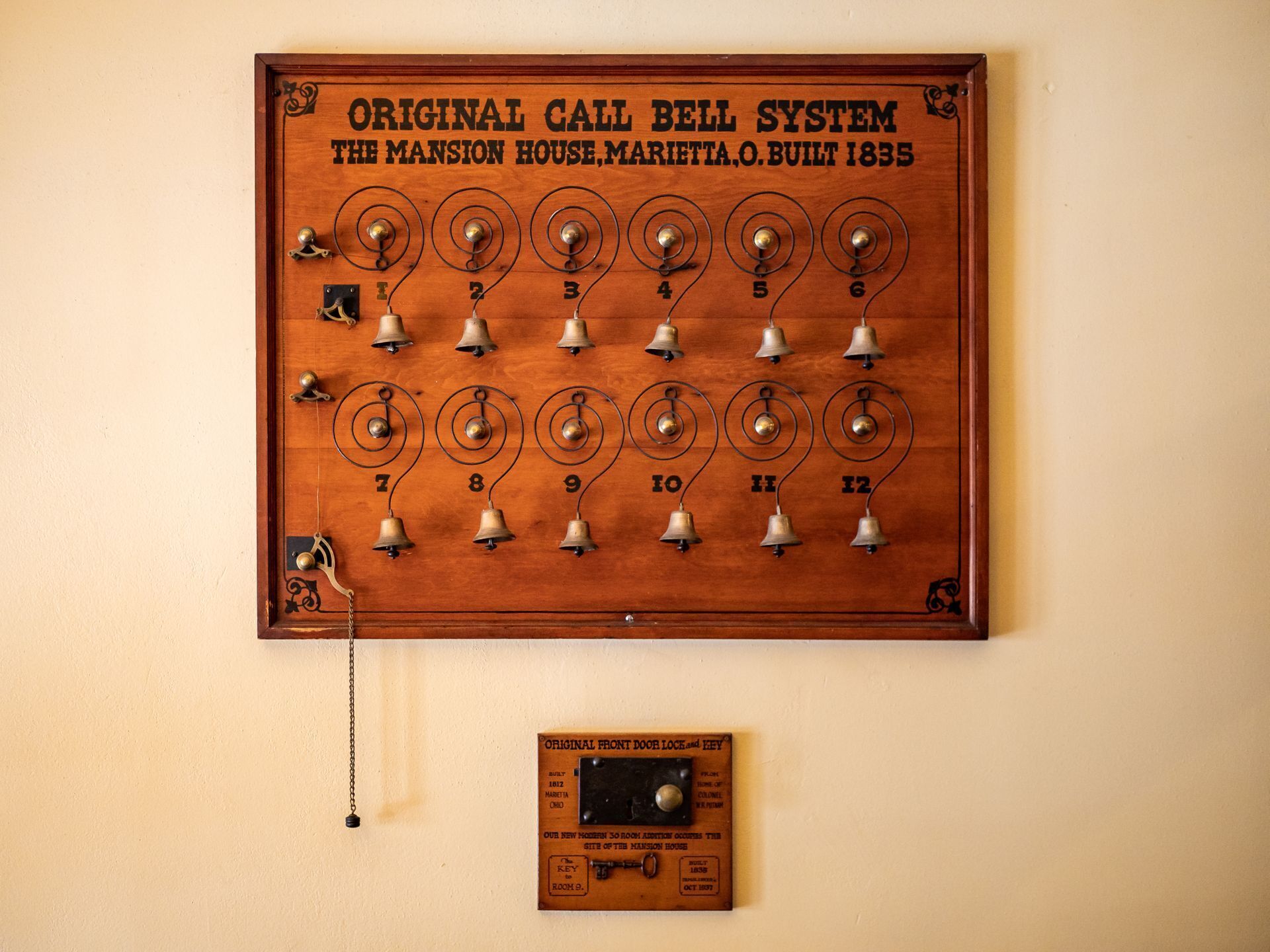 Un sistema original de timbre de The Mansion House, en Marietta, construido en 1835, con timbres numerados, una cerradura y llave para la puerta principal.