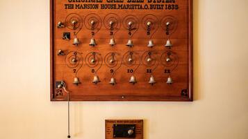 Un sistema original de timbre de The Mansion House, en Marietta, construido en 1835, con timbres numerados, una cerradura y llave para la puerta principal.