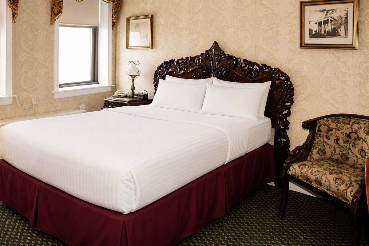 Standard Room, 1 Queen Bed | In-room safe, desk, laptop workspace, iron/ironing board