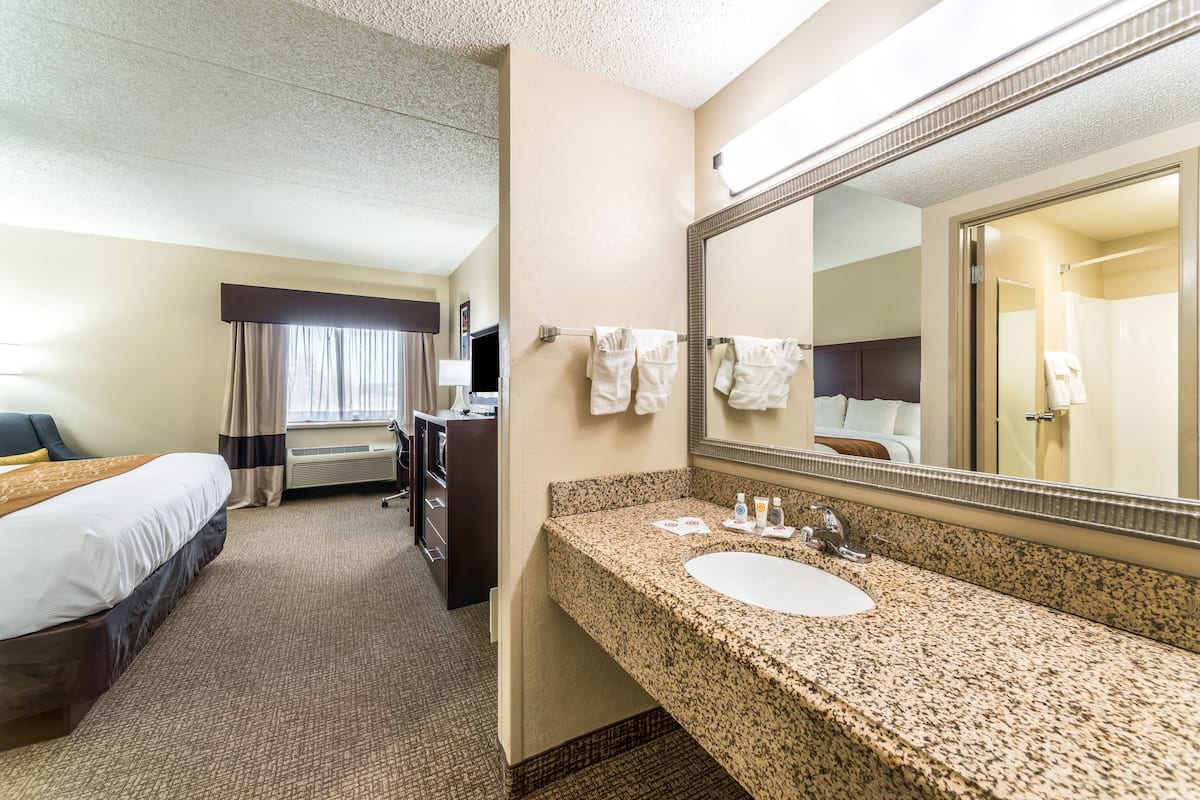 6 عدّة غرف نوم وأغطية فراش متميزة وخزنة داخل الغرفة ومكتب