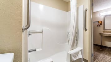 6 bedrooms, premium bedding, in-room safe, desk
