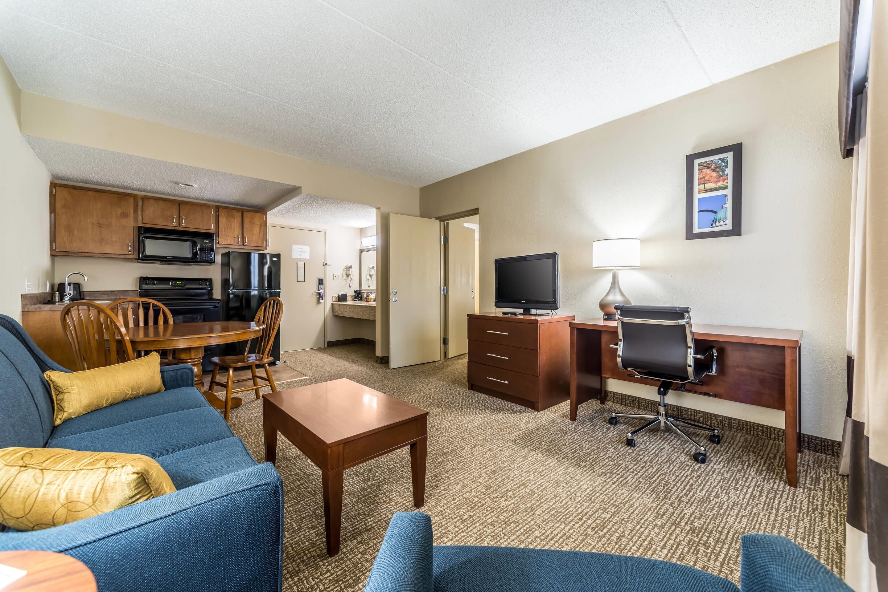 6 bedrooms, premium bedding, in-room safe, desk