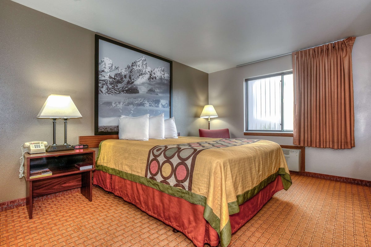In-room safe, free cribs/infant beds, free WiFi, bed sheets