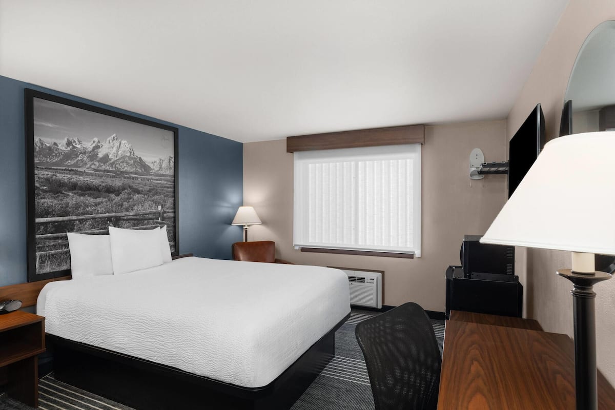 Room, 1 Queen Bed, Accessible, Non Smoking | Free cots/infant beds, free WiFi, bed sheets