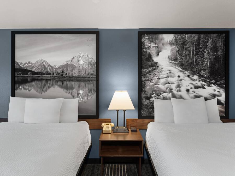 Chambre, 2 grands lits, non-fumeur | Lit de bébé (gratuit), accès au Wi-Fi (inclus), literie fournie