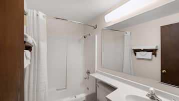 Un baño moderno con ducha, inodoro y lavamanos.