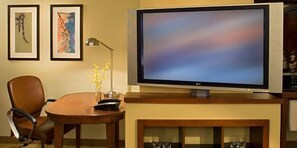 42-inch flat-screen TV with cable channels, TV, pay films - Comfort Suites Milwaukee West (Milwaukee)