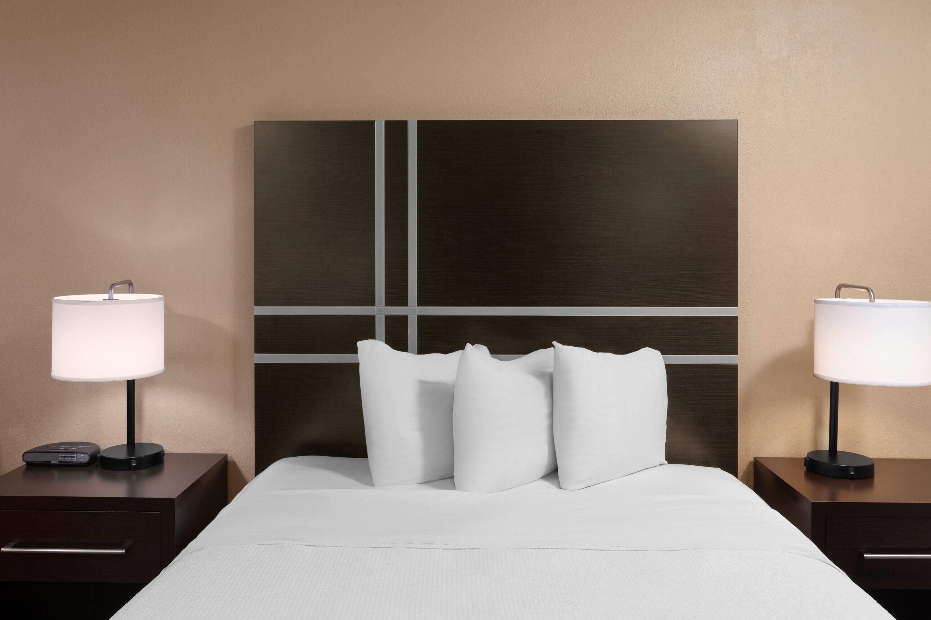 room, 1 queen bed, accessible, non smoking | hypo-allergenic bedding, desk, blackout curtains, soundproofing