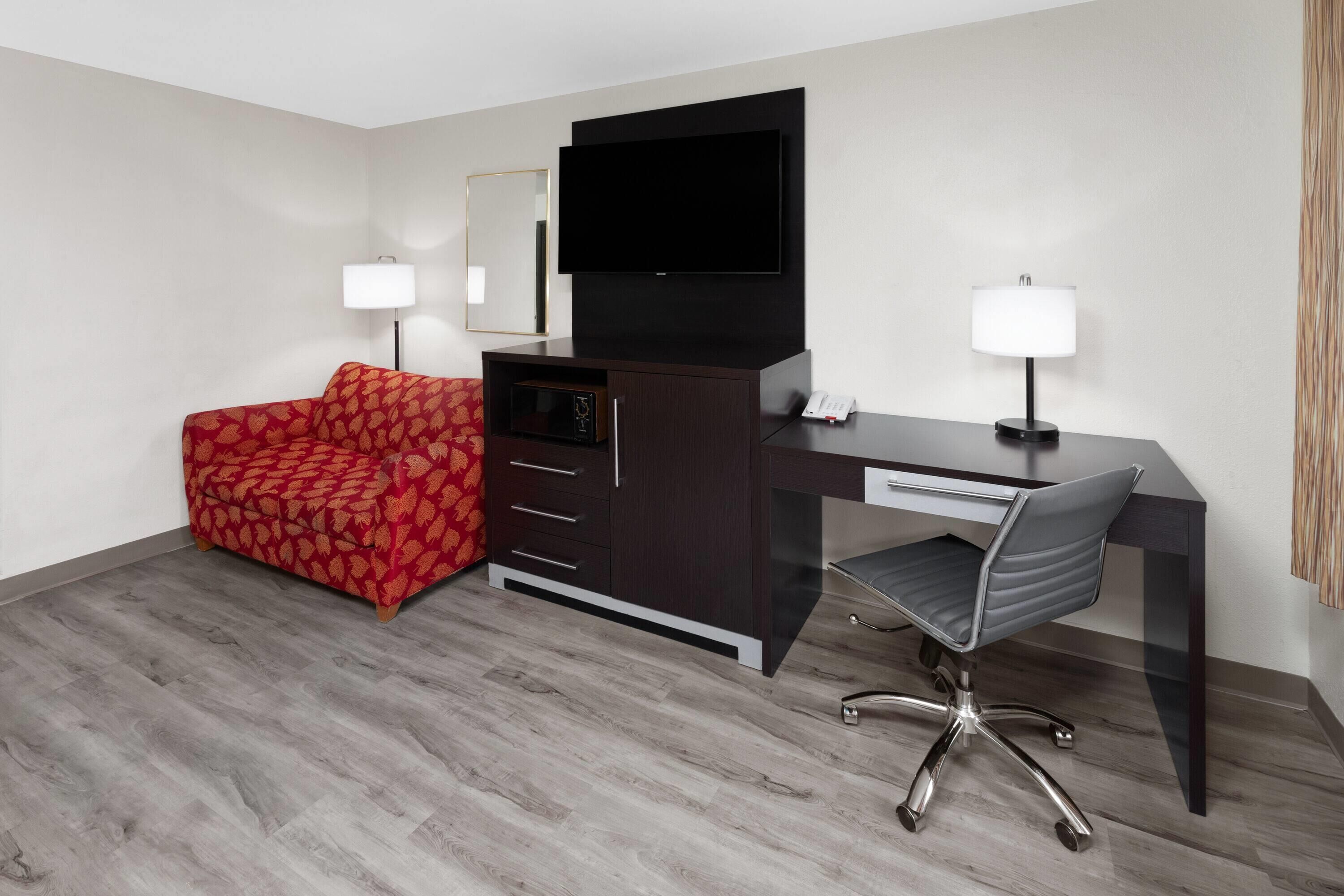 suite, multiple beds, non smoking | hypo-allergenic bedding, desk, blackout curtains, soundproofing
